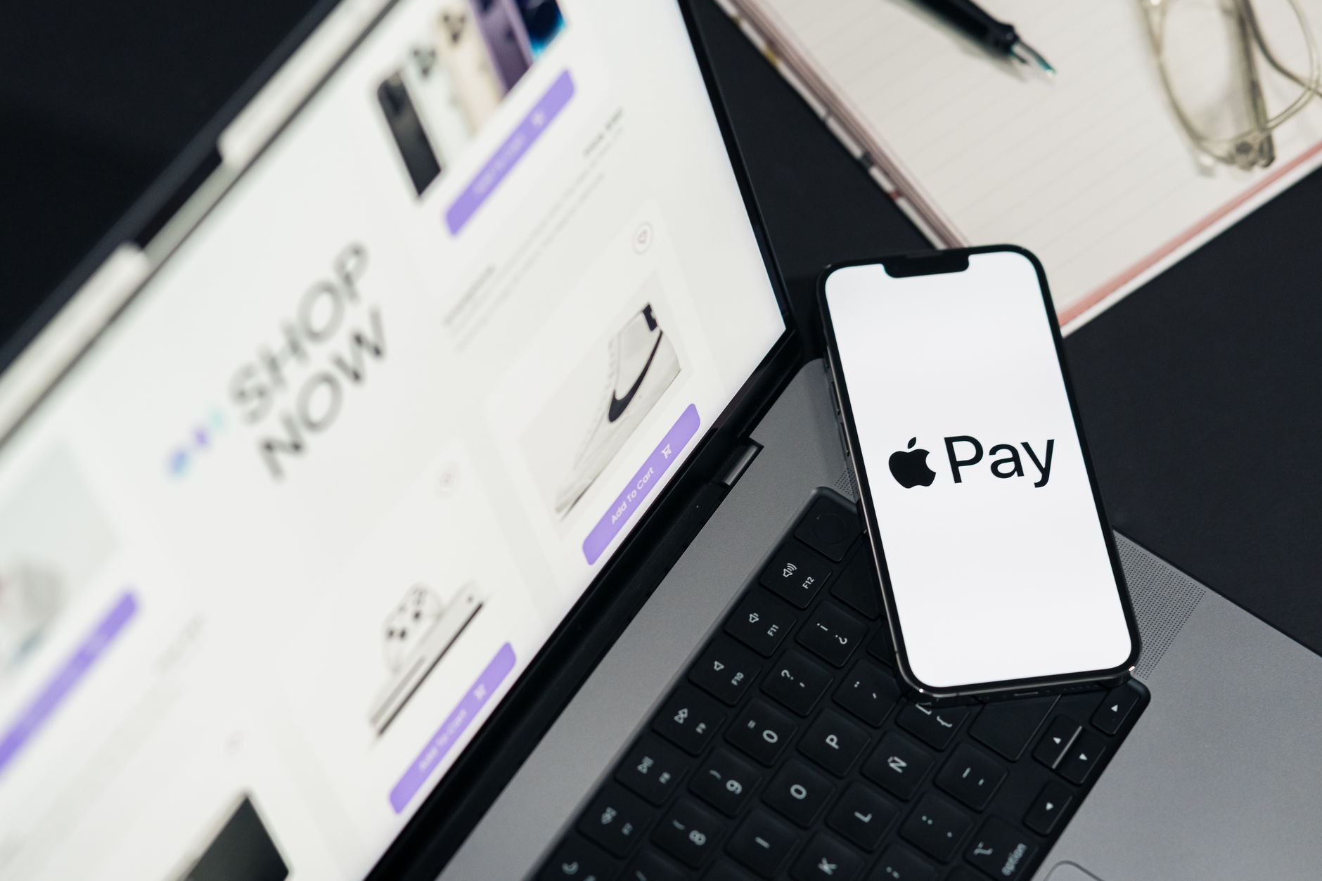 Ordinateur portable et smartphone affichant des achats en ligne à l'aide de la technologie de paiement mobile.